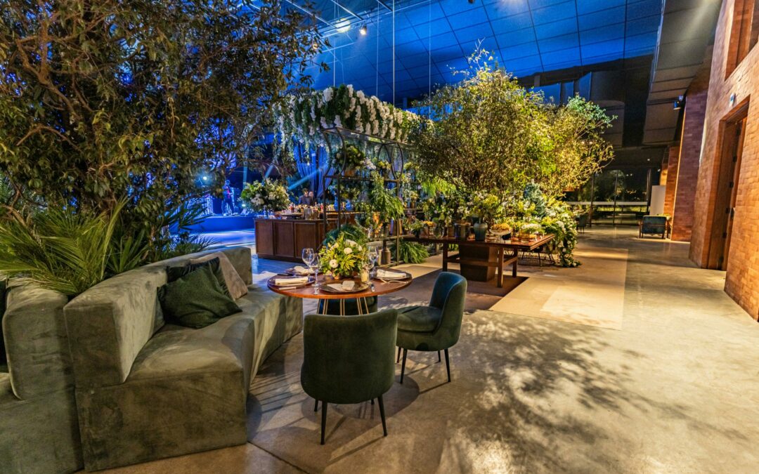 Effektiv indendørs afskærmning med mobile plantevægge fra Jydsk Planteservice